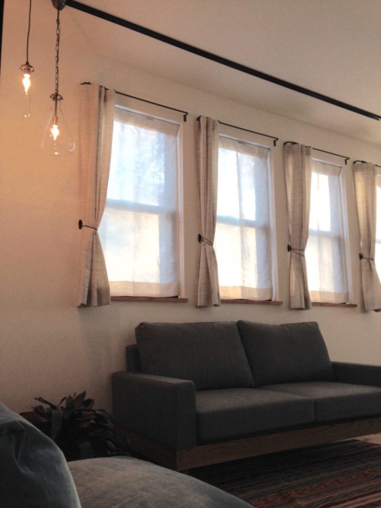アイアンバー４連小窓カーテン | レトロアンティークとオーダー家具 TRIMSOトリムソウ