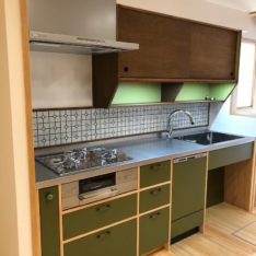 オリジナルレトロな緑のキッチン