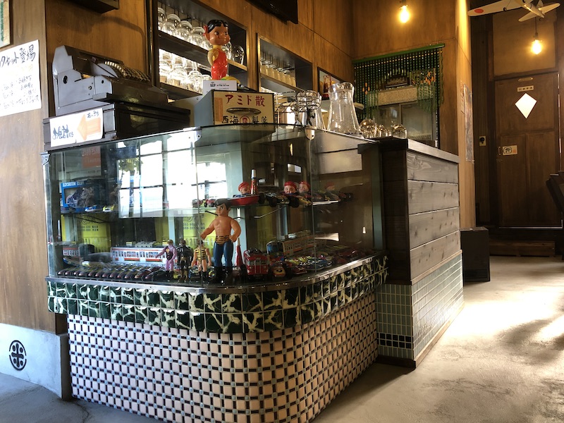 昭和レトロにタイムスリップできる喫茶店のためのタイルテーブル 
