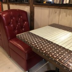 レトロカフェのタイルテーブルとレトロ喫茶店ソファ