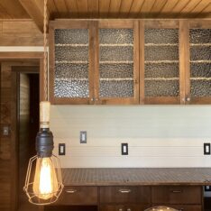 レトロガラスの吊り戸棚とタイルキッチン収納