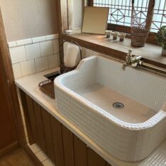 レトロタイルシンクの造作トイレ手洗い
