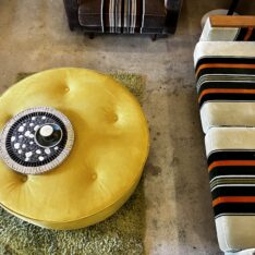 パイピングがレトロ！囲めるスツール