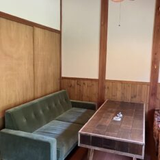 古民家カフェのレトロモケットソファ